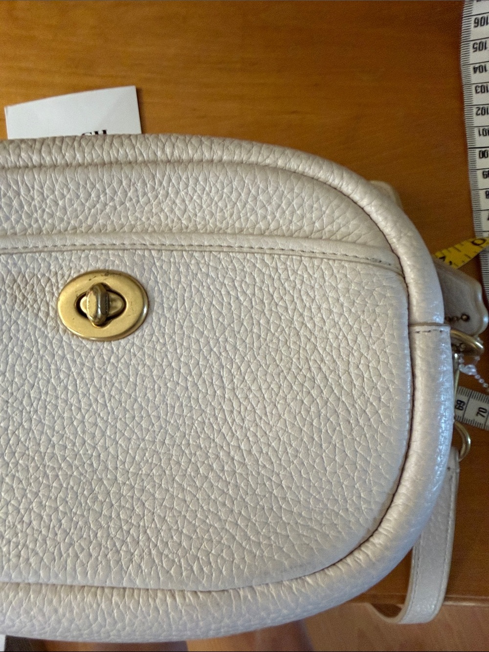 Coach Camera C5809 Cream Pebbled Leather Crossbody Bag with Turn-Lock Closure - Picture 4 of 16